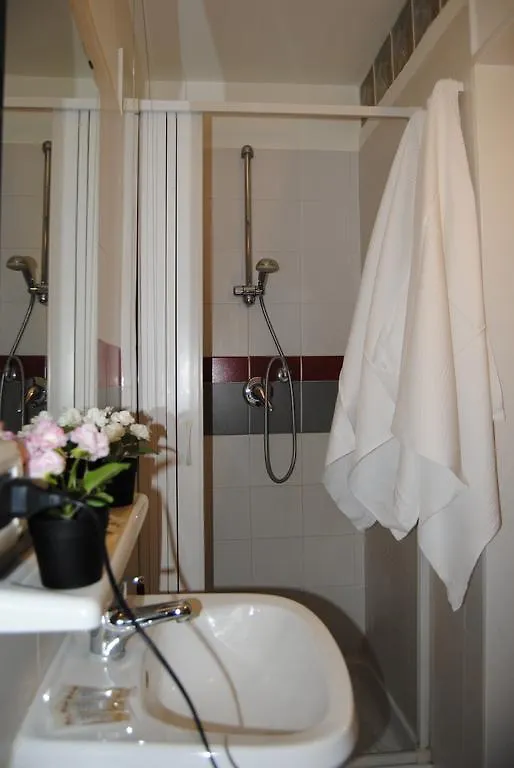 Papia Guest House Rome 2*,